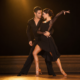 Pareja bailando salsa en Almería
